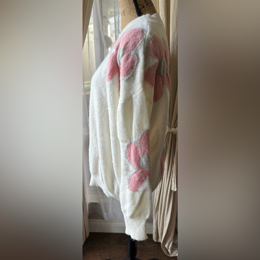 BiBi Pink an Gray Colored Daisy Flower Sweater in Cream - Picture 6 of 12